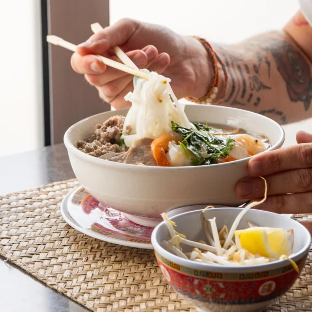 Une bonne soupe chaude et réconfortante … idéale lorsque la météo n’y met pas du sien. 

Nous proposons un large choix de soupe, mais la spécialité reste la fameuse soupe Phnom Penh. 

Le saviez-vous ? Au Cambodge, il est fréquent de prendre cette soupe au petit déjeuner car elle est complète et permet d’être rassasié pour toute la matinée !